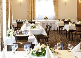 Dekoracja wnętrza na przyjęcie Wnętrze hotelu przygotowane na przyjęcie